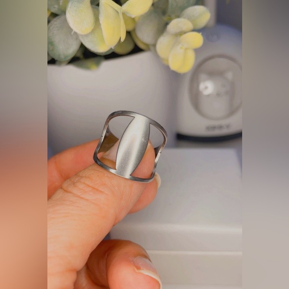 NWT Silver Stainless Steel Ring, Unisex Geometric Laser Cut Pattern Size 9 - Picture 4 of 17